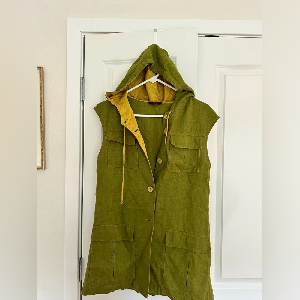 Green sleeveless coat